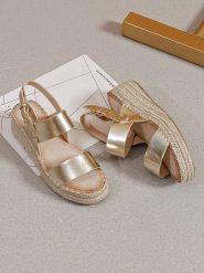 Sixth Sens Sandały w kolorze złotym na koturnie rozmiar: 39. Żółte sandały Sixth Sens, bez wzorów, z otwartym noskiem, bez obcasa, na koturnie, bez zapięcia. Za 92.86 zł.