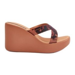 Klapki Damskie Na Koturnie 83520 Ipanema High Fashion Slide Fem Brązowe. Brązowe klapki bez wzorów, casualowe, bez obcasa, na koturnie, bez zapięcia. Za 308.70 zł.