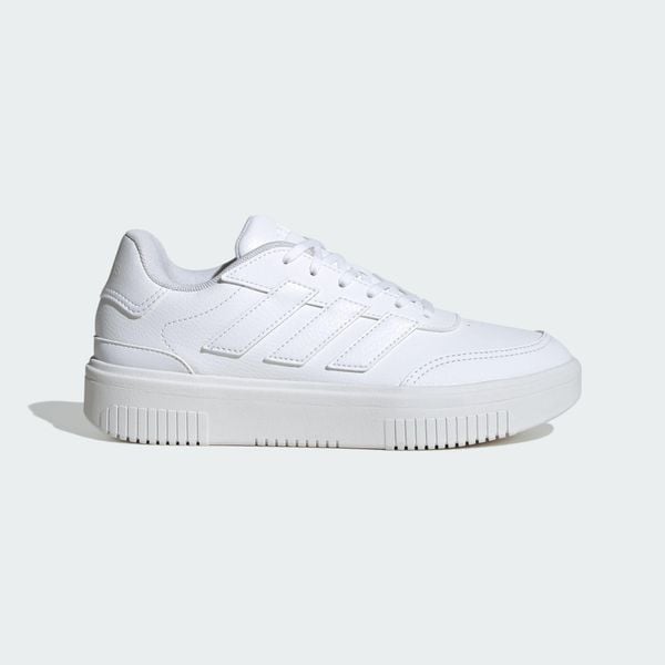 Buty Courtblock Bold. Białe buty trekkingowe adidas, bez wzorów, z gumy, bez zapięcia, trekkingowe. Za 279.00 zł.