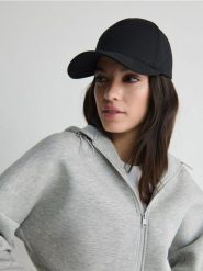 Czapka z daszkiem - czarny. Czarne czapki z daszkiem Reserved, bez wzorów. Za 49.99 zł.