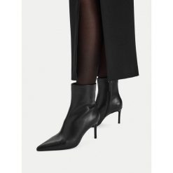 Botki GINO ROSSI. Czarne botki Gino Rossi, bez wzorów, bez obcasa, na szpilce, bez zapięcia. Za 349.99 zł.