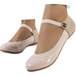 Beżowe baleriny na gumkę Hari beżowy. Brązowe baleriny INNA MARKA, bez wzorów, z materiału, eleganckie, z okrągłym noskiem, bez obcasa, bez zapięcia. Za 70.93 zł.