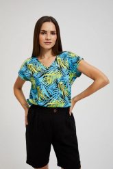 Bluzka w tropikalny wzór turkusowa. Niebieskie bluzki MOODO, s, bez wzorów, bez kołnierzyka, bez ramiączek. W wyprzedaży za 24.99 zł.