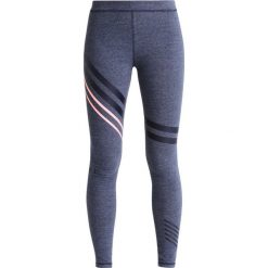 Under Armour FAVORITE ENGINEERED Legginsy midnight navy medium. Niebieskie legginsy marki comma casual identity, z materiału, casualowe. W wyprzedaży za 160.30 zł.