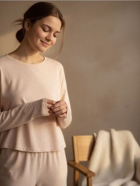 Piżama dwuczęściowa z melanżowej dzianiny - beżowy. Brązowe piżamy Sinsay, l, bez wzorów, z dzianiny, bez kołnierzyka, bez ramiączek. Za 59.99 zł.