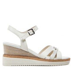Sandały Tamaris. Białe sandały Tamaris, bez wzorów, bez obcasa, na koturnie, bez zapięcia. Za 259.99 zł.