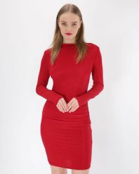Czerwona połyskująca sukienka. Czerwone sukienki Unisono, l, bez wzorów, z tkaniny, wizytowe, bez kołnierzyka, bez ramiączek, dopasowane. Za 189.00 zł.