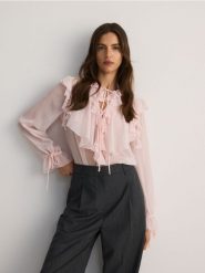 Transparentna bluzka z falbanami - złamana biel. Bluzki Reserved, l, bez wzorów, z tkaniny, bez kołnierzyka, bez ramiączek. W wyprzedaży za 89.99 zł.