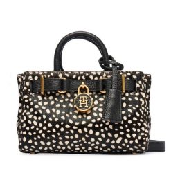 Torebka Tommy Hilfiger. Czarne torebki klasyczne Tommy Hilfiger, bez wzorów, klasyczne, bez dodatków. Za 949.99 zł.