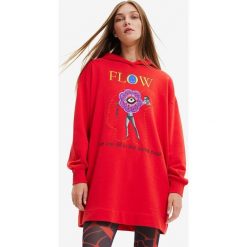 Desigual sukienka bawełniana kolor czerwony mini prosta. Czerwone sukienki Desigual, na co dzień, l, bez wzorów, z bawełny, bez kołnierzyka, bez ramiączek, mini, proste. W wyprzedaży za 384.99 zł.