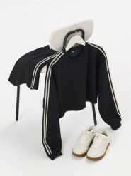 Bluza z dekoracyjnymi lampasami soft touch - czarny. Czarne bluzy Sinsay, l, bez wzorów, z dzianiny, bez ramiączek, bez kaptura. Za 49.99 zł.