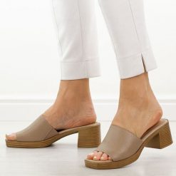 Beżowe skórzane klapki damskie na obcasie M.Daszyński 2598-4. Brązowe klapki M.Daszyński, bez wzorów, z materiału, casualowe, bez obcasa, na obcasie, bez zapięcia. Za 179.00 zł.
