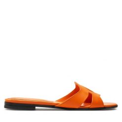 Klapki Guess. Brązowe klapki Guess, z aplikacjami, bez obcasa, bez zapięcia. Za 319.99 zł.
