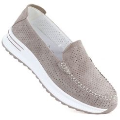 Skórzane mokasyny na grubej podeszwie ażurowe fango Jezzi 9793. Mokasyny Jezzi, w ażurowe wzory, ze skóry. Za 179.99 zł.