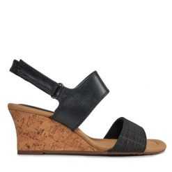 Sandały Clarks. Czarne sandały Clarks, bez wzorów, bez obcasa, na koturnie, bez zapięcia. Za 299.99 zł.