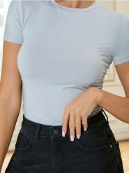 Jednolita bluzka z krótkim rękawem - szary. Szare bluzki Sinsay, l, bez wzorów, bez kołnierzyka, bez ramiączek. W wyprzedaży za 13.99 zł.