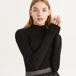 Błyszczący sweter z golfem - Czarny. Swetry marki INESIS. Za 49.99 zł.