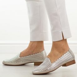 Srebrne skórzane półbuty damskie M.Daszyński Ol50-2. Szare półbuty wsuwane M.Daszyński, na lato, w ażurowe wzory, ze skóry, casualowe, z okrągłym noskiem, bez obcasa, na płaskiej podeszwie. Za 219.00 zł.