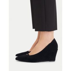 Czółenka MEXX. Czarne czółenka Mexx, bez wzorów, bez obcasa, bez zapięcia. Za 329.99 zł.