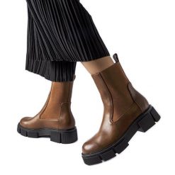 Brązowe wsuwane wysokie sztyblety Marausa. Brązowe botki bez wzorów, z dresówki, eleganckie, z okrągłym noskiem, za kostkę, bez obcasa, bez zapięcia. Za 101.26 zł.