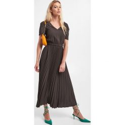 Sukienka ARMANI EXCHANGE. Szare sukienki Armani Exchange, xxs, bez wzorów, bez kołnierzyka, bez ramiączek, mini, plisowane. W wyprzedaży za 527.45 zł.