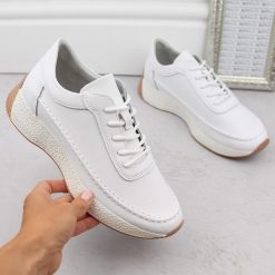 Skórzane półbuty sportowe damskie białe Sergio Leone SP013. Białe półbuty wsuwane Sergio Leone, bez wzorów, ze skóry, sportowe, bez obcasa. Za 229.99 zł.