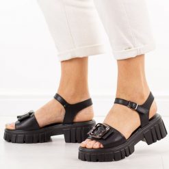 Czarne skórzane sandały damskie Vinceza 79611. Czarne sandały VINCEZA, bez wzorów, z jeansu, casualowe, bez obcasa, na platformie, bez zapięcia. Za 199.00 zł.