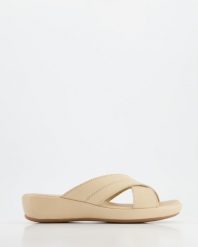 KLAPKI DAMSKIE TK 07 BEIGE. Brązowe klapki Venezia, bez wzorów, ze skóry, bez obcasa, bez zapięcia. Za 179.00 zł.