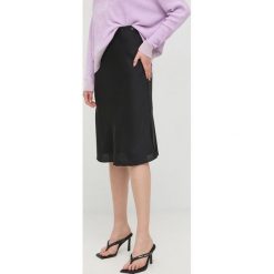 Guess spódnica kolor czarny midi rozkloszowana. Czarne spódnice Guess, l, z aplikacjami, z tkaniny, midi, rozkloszowane. W wyprzedaży za 320.99 zł.