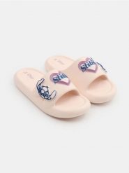 Klapki z aplikacjami 3D Stitch - beżowy. Brązowe klapki Sinsay, z aplikacjami, bez obcasa, bez zapięcia. Za 29.99 zł.
