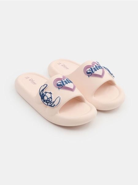 Klapki z aplikacjami 3D Stitch - beżowy. Brązowe klapki Sinsay, z aplikacjami, bez obcasa, bez zapięcia. Za 29.99 zł.