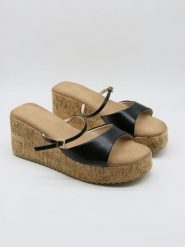 Bellucci Klapki w kolorze czarnym na koturnie rozmiar: 36. Czarne klapki Bellucci, bez wzorów, klasyczne, z otwartym noskiem, bez obcasa, na koturnie, bez zapięcia. Za 100.99 zł.