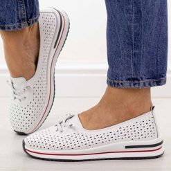Białe ażurowe skórzane półbuty damskie S.Barski 7044. Białe półbuty wsuwane S.BARSKI, na jesień, w ażurowe wzory, z jeansu, klasyczne, bez obcasa, na płaskiej podeszwie. Za 249.00 zł.