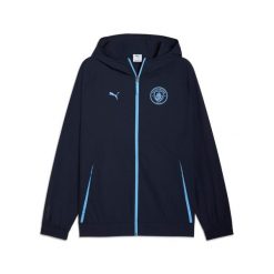 Kurtka dresowa Manchester City Woven 2025/26. Niebieskie kurtki Puma, bez wzorów, z dresówki, sportowe, bez kaptura. Za 281.50 zł.