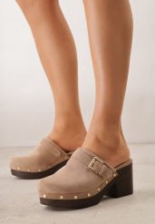 Ciemnobeżowe Klapki Chodaki na Słupku z Imitacji Drewna Zdobione Nitami i Sprzączką Salona. Brązowe klapki Born2be, z aplikacjami, boho, bez obcasa, na obcasie, bez zapięcia. Za 99.99 zł.