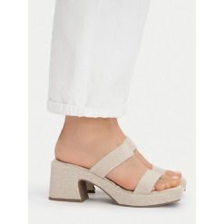 Klapki DeeZee. Brązowe klapki DeeZee, bez wzorów, bez obcasa, bez zapięcia. Za 139.99 zł.