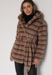 Jasnobrązowa Futrzana Kurtka z Nieodpinanym Kapturem i Paskiem Zetova. Brązowe kurtki Born2be, m, bez wzorów, z futra, eleganckie. Za 239.99 zł.