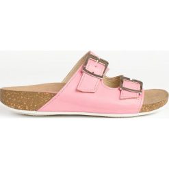 Klapki na korkowej podeszwie - skóra naturalna - model 340 - kolor landrynka (36). Białe klapki Zapato, bez wzorów, z jeansu, klasyczne, bez obcasa, na płaskiej podeszwie, bez zapięcia. W wyprzedaży za 260.10 zł.