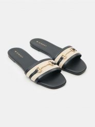 Klapki z imitacji skóry z ozdobną aplikacją - czarny. Czarne klapki Sinsay, z aplikacjami, ze skóry, bez obcasa, bez zapięcia. Za 29.99 zł.