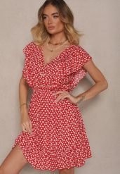 Czerwona Bawełniana Sukienka o Rozkloszowanym Kroju z Guzikami w Kwiatowy Wzór Roniva. Czerwone sukienki Renee, na co dzień, l, bez wzorów, z bawełny, bez kołnierzyka, bez ramiączek, mini, proste. W wyprzedaży za 39.99 zł.