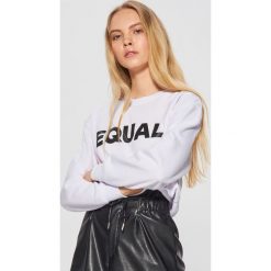 Bluza z kolekcji EQUAL - Biały. Bluzy marki Cropp. W wyprzedaży za 39.99 zł.