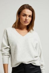 Sweter z dekoltem w serek o prostym kroju biały. Białe swetry MOODO, l, bez wzorów, z elastanu, bez ramiączek. W wyprzedaży za 59.99 zł.