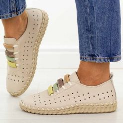 Beżowe ażurowe skórzane półbuty damskie Filippo Dp7693/26. Brązowe półbuty wsuwane Filippo, na lato, w ażurowe wzory, z jeansu, casualowe, z okrągłym noskiem, bez obcasa. Za 219.00 zł.