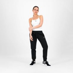 Spodnie dresowe damskie Puma Gym & Pilates. Czarne spodnie dresowe Puma, bez wzorów, z bawełny. W wyprzedaży za 79.99 zł.