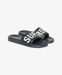 Superdry Core Pool Sliders - Klapki z wyściełanym paskiem – Deep Navy/Optic. Niebieskie klapki Superdry, bez wzorów, bez obcasa, bez zapięcia. Za 174.20 zł.