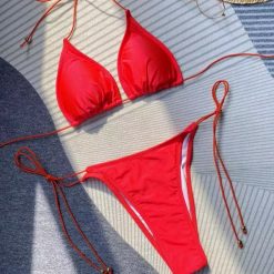 Bikini trójkątne z regulowanymi wiązaniami na plażę Dinny. Czerwone bikini Intica, bez wzorów, eleganckie. Za 149.00 zł.