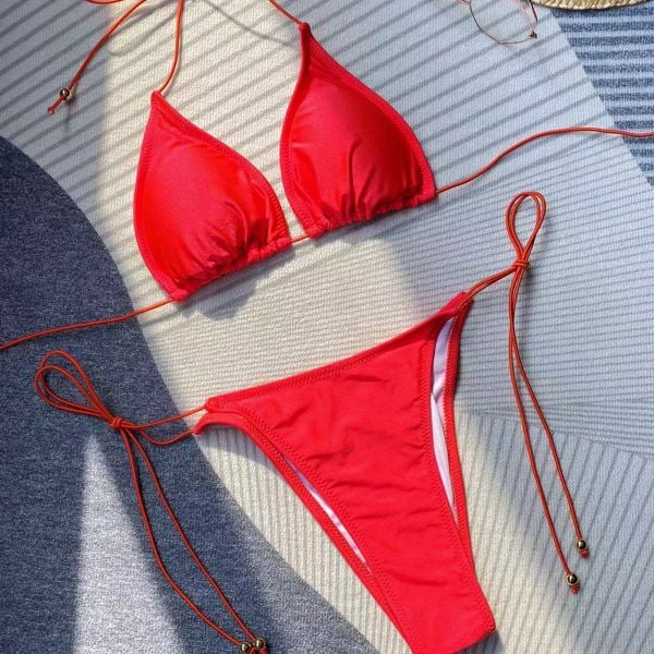 Bikini trójkątne z regulowanymi wiązaniami na plażę Dinny. Czerwone bikini Intica, bez wzorów, eleganckie. Za 149.00 zł.