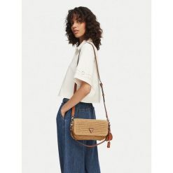 Torebka Guess. Brązowe listonoszki Guess, z aplikacjami, bez dodatków. Za 589.99 zł.