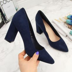 Czółenka na słupku zamszowe granatowe Sergio Leone. Czółenka Sergio Leone, bez wzorów, ze skóry ekologicznej, bez obcasa, na słupku, bez zapięcia. Za 129.99 zł.