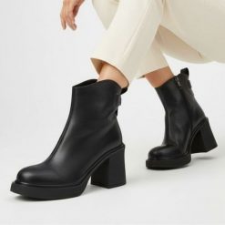 Botki damskie Cambell, klasyczne ze skóry naturalnej na klocku i zapinane na zamek, czarne, 25-98301BK. Czarne botki Cambell, bez wzorów, ze skóry, klasyczne, bez obcasa, na platformie, bez zapięcia. Za 209.00 zł.
